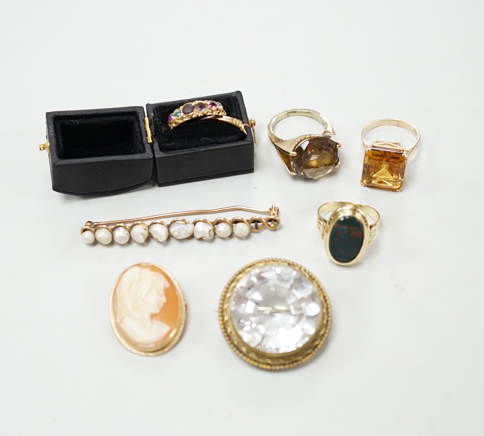 Sundry jewellery including three yellow metal and gem set rings, cameo brooch, two other brooches including rock crystal and a damaged 'Regard' ring.